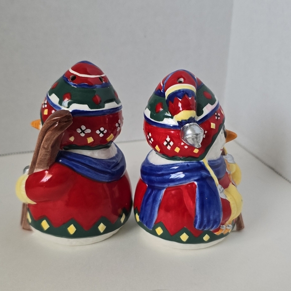 CHRISTMAS VILLAGE CERAMIC SNOWMAN WITH SKIS SALT AND PEPPER SHAKERS CHRISTMAS - Picture 5 of 9
